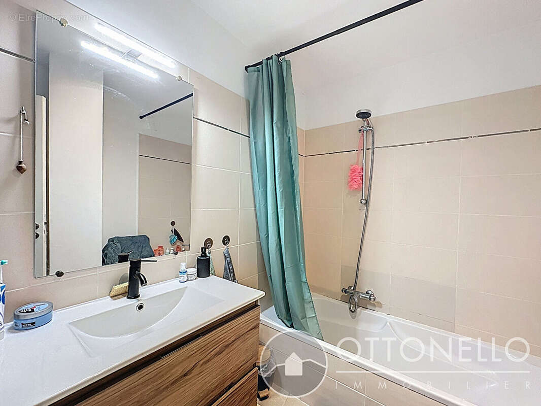 Appartement à ROQUEBRUNE-SUR-ARGENS