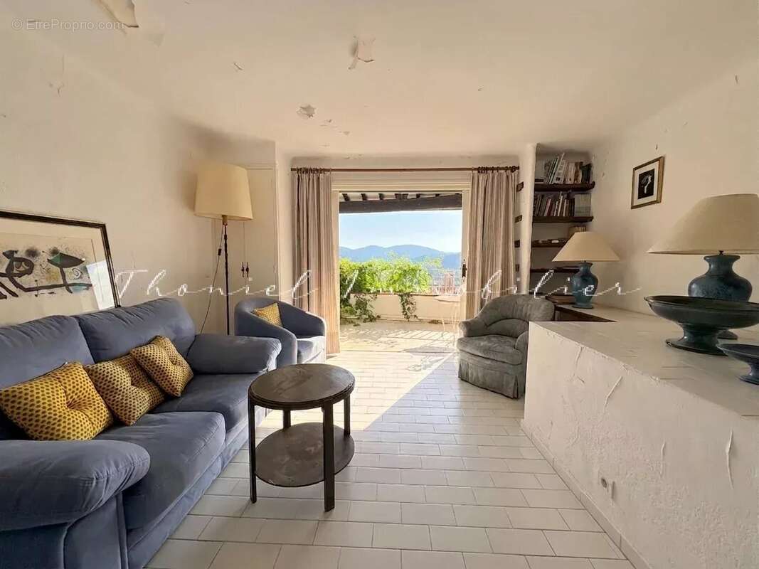 À vendre dans le village de Grimaud : Ensemble de deux maisons de village à rénover, avec terrasse et jardinet - photo 3