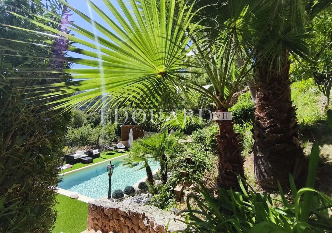 Splendide propriété de 300 m² en excellent état avec home cinéma, superbe piscine et pool house - photo 23