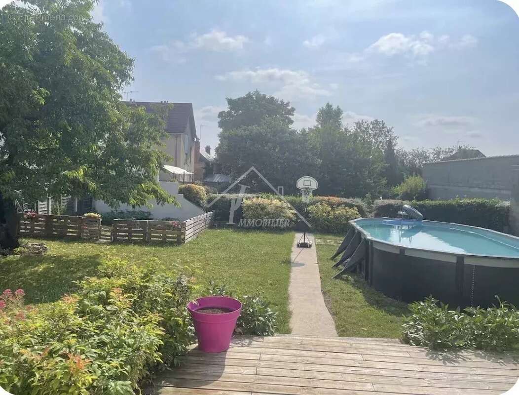 Maison familiale de 137 m² avec piscine à Gannat - photo 6