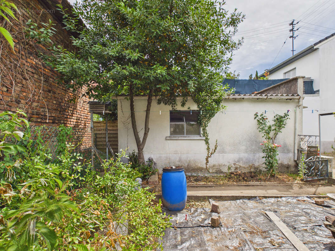 Maison de ville à rafraîchir avec jardin, cave et garage - photo 12