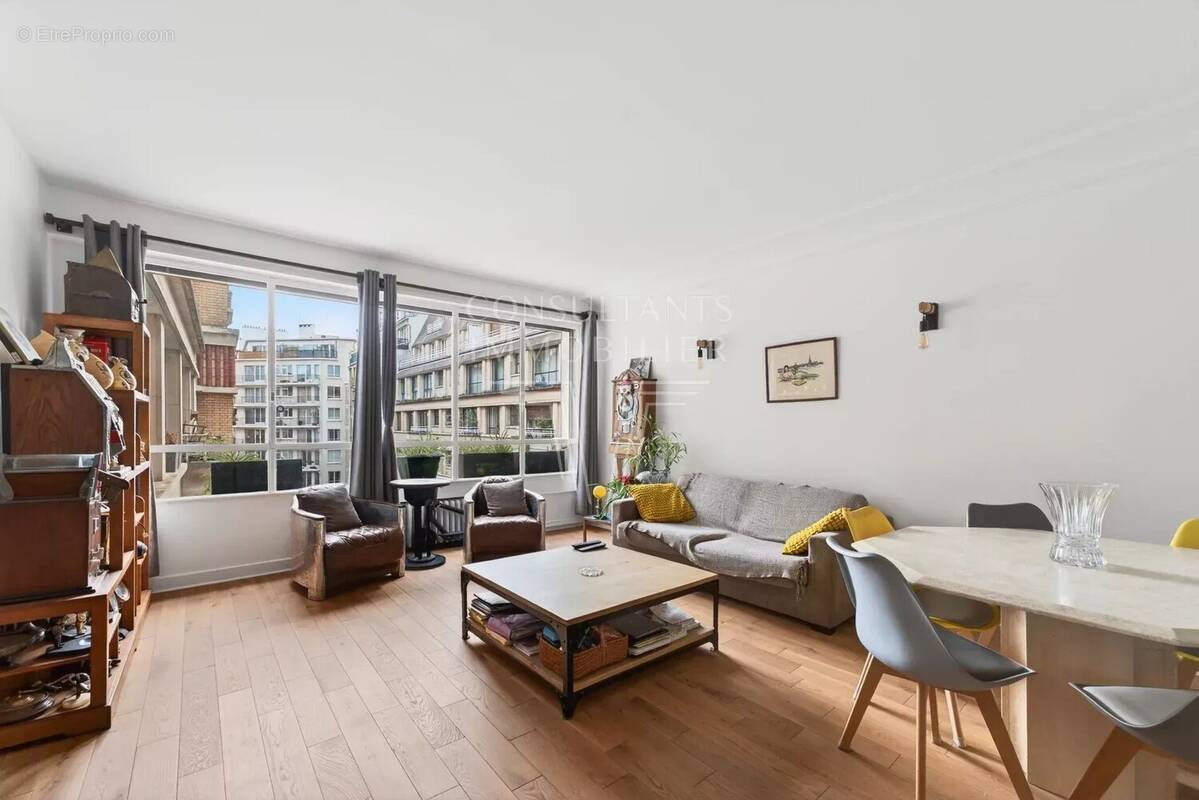 Appartement à PARIS-17E
