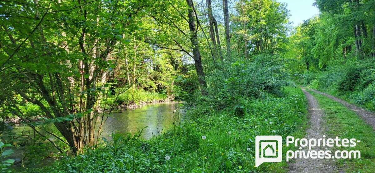 Terrain à BREUX-SUR-AVRE