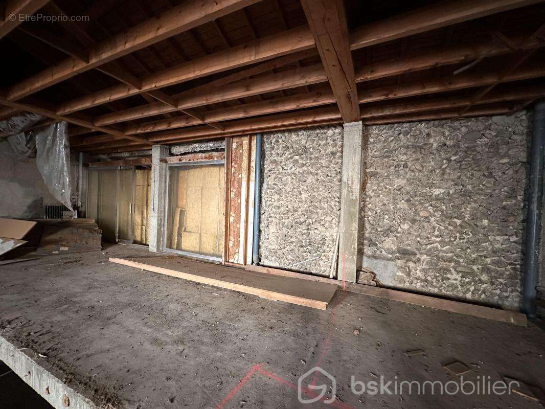 ROMANS SUR ISERE - Immeuble 200 m² + garage de 100 m² - photo 7