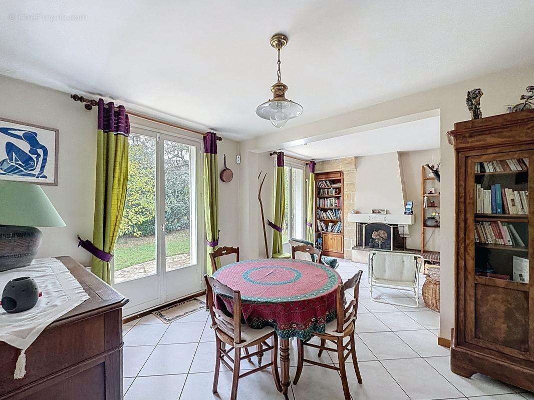 Maison à VOISINS-LE-BRETONNEUX