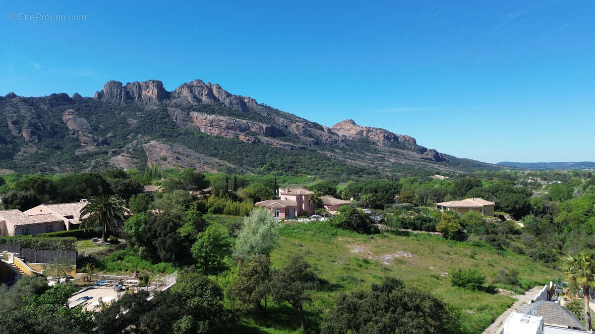 Terrain à ROQUEBRUNE-SUR-ARGENS