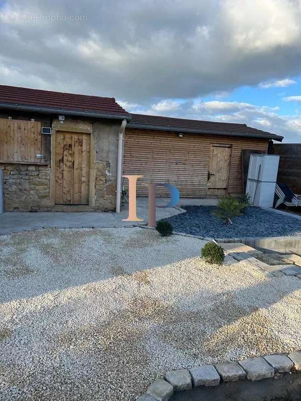 Maison à POUILLY-SOUS-CHARLIEU