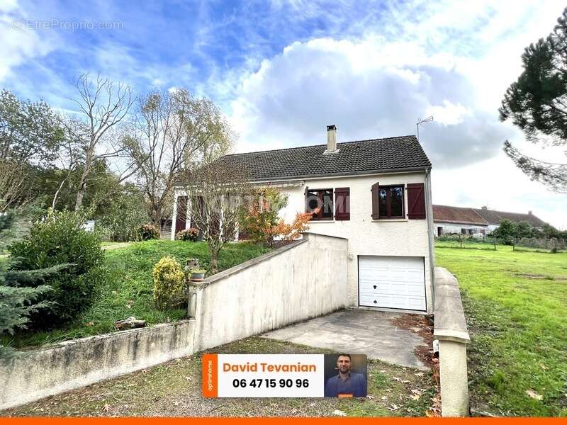 Maison à LA CHAPELLE-MONTMARTIN