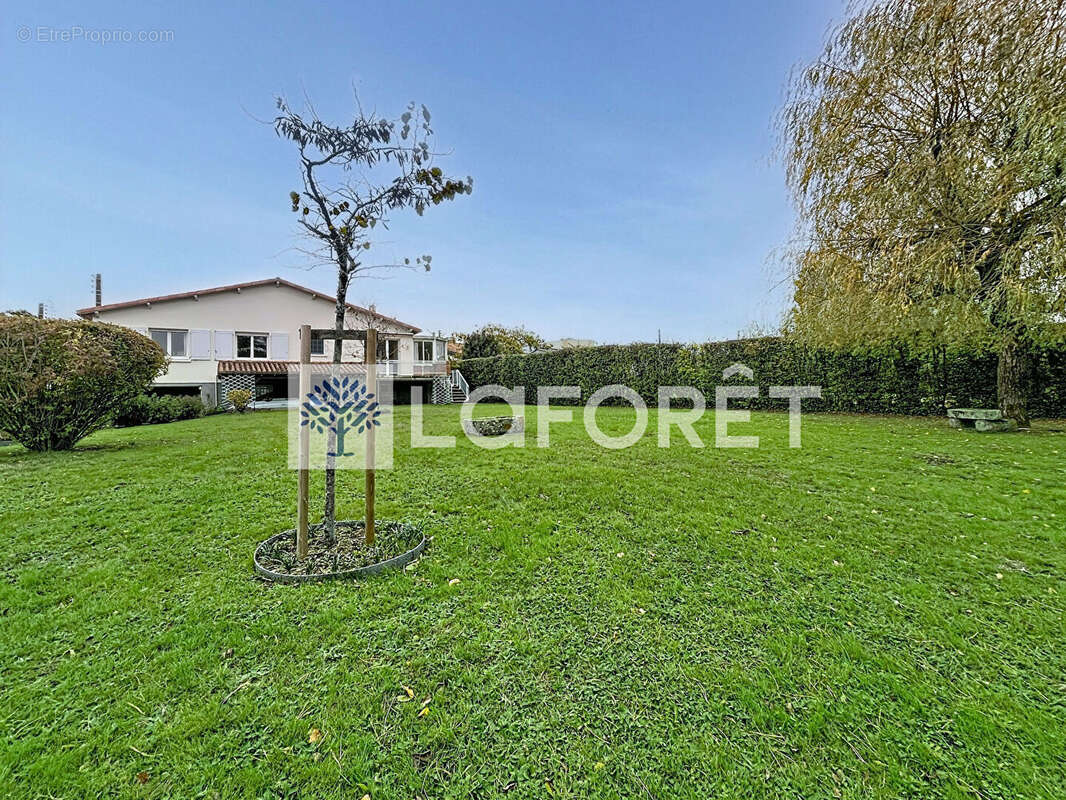 Maison Bressuire centre avec terrain constructible - photo 2