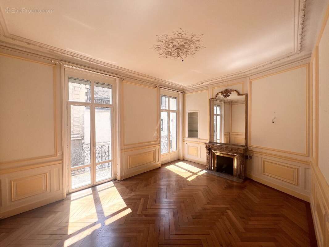 Rue du professeur demons  appartement bourgeois de 103,49 m²  double réception de 40,64 m²  balcon filant  cave de 23,78 m² - photo 3