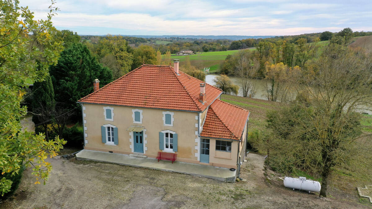 Maison à SAINT-PASTOUR