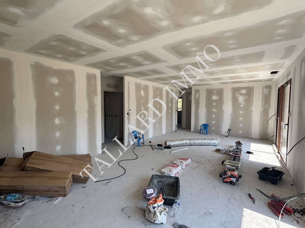 Espinasses, Maison de plain pied hors d'eau hors d'air sur terrain 1839 m2 - photo 7