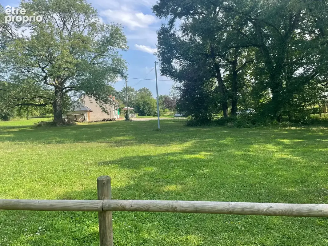 Generous plot, wide frontage and a great location. - photo 4