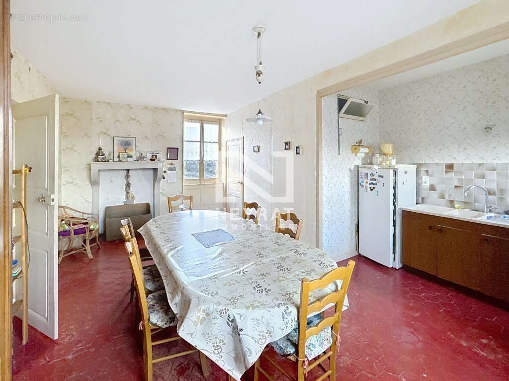 Grande maison en pierres avec jardin et dépendances - photo 15