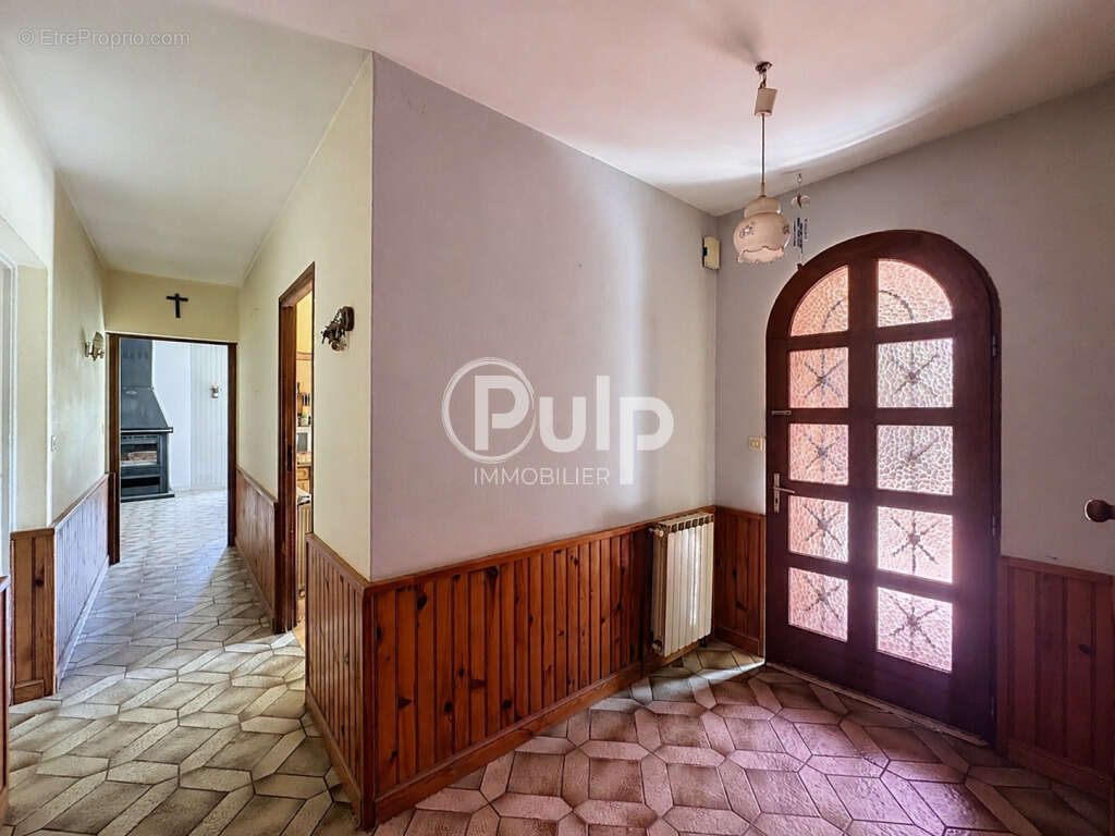 Grande maison familiale de 160 m² avec 6 chambres, terrain de 2 600 m² et sous-sol complet - photo 4