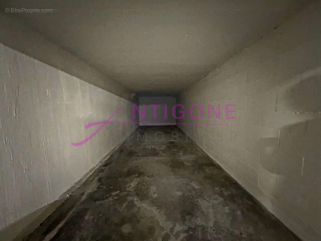 Parking à SIX-FOURS-LES-PLAGES