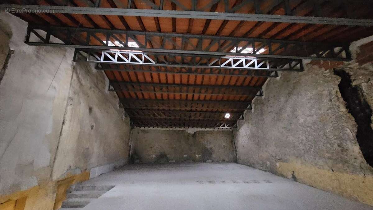 Commerce à LEZIGNAN-CORBIERES