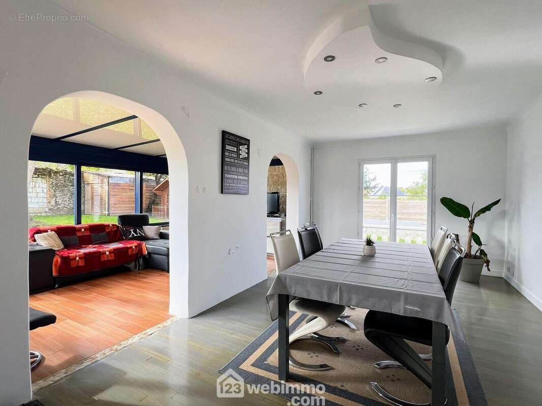 L'entrée ouvre sur un ensemble salon-séjour... - Maison à MURS-ERIGNE