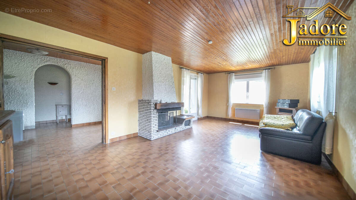 *** trop tard ** maison de village beau volume - photo 2