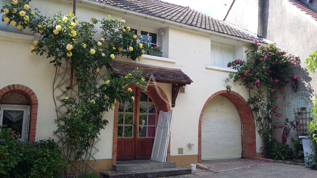 Maison à SAINT-DENIS-DE-L'HOTEL