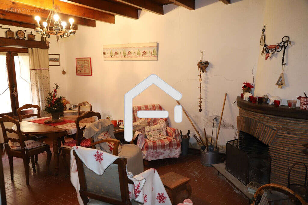 Maison à LES CABANNES