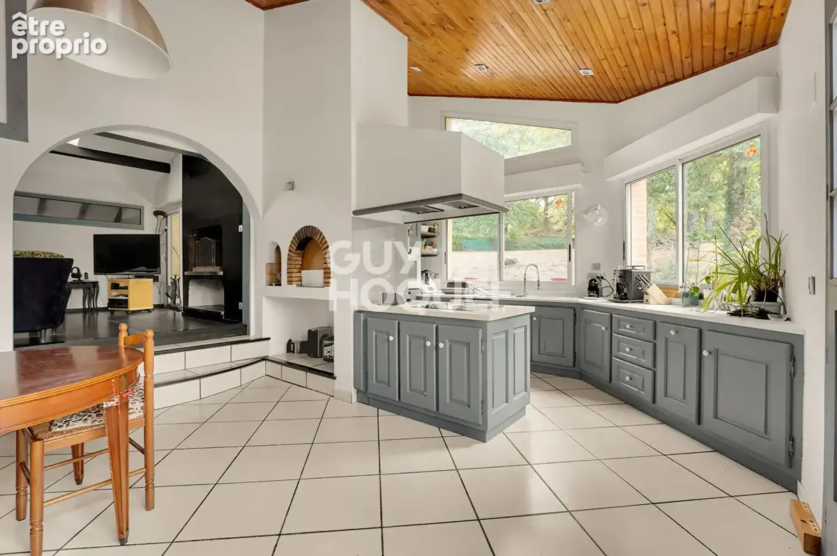 Vacquiers: maison de caractère avec piscine et tennis au coeur de la forêt royale - photo 3