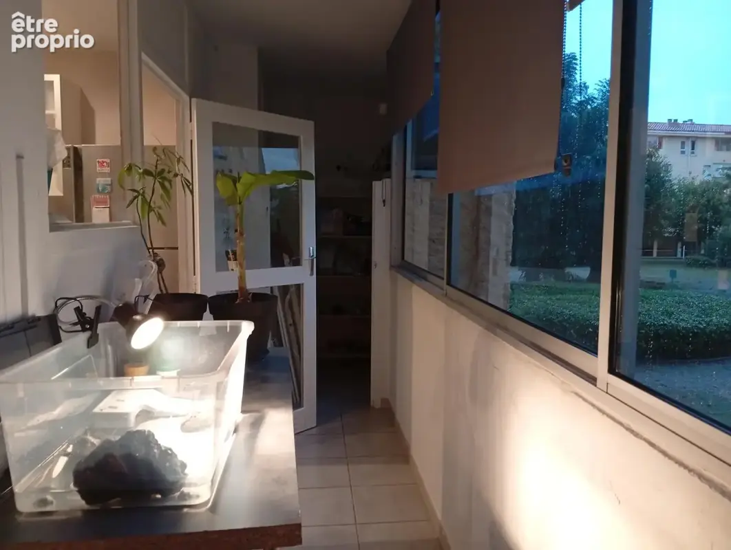 À vendre à Perpignan, appartement T3 de 57,30 m2 à 102 000 €. Deux chambres, deux loggias, résidence fermée et - photo 4