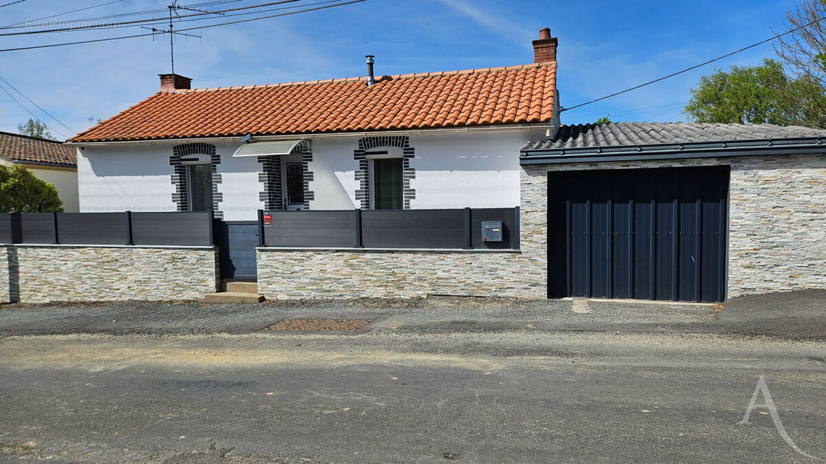 Maison à SAINT-ETIENNE-DU-BOIS