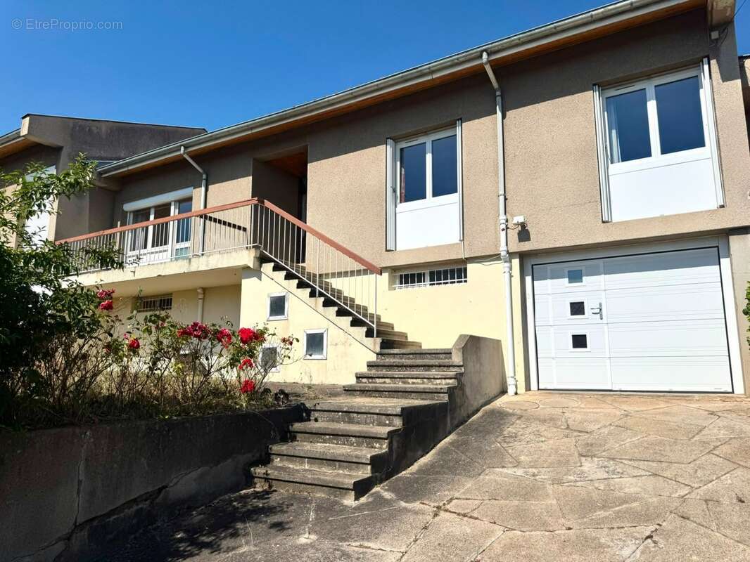 SAINT-JEAN-BONNEFONDS – Maison familiale de 120 m² avec jardin, terrasse et garage - photo 2