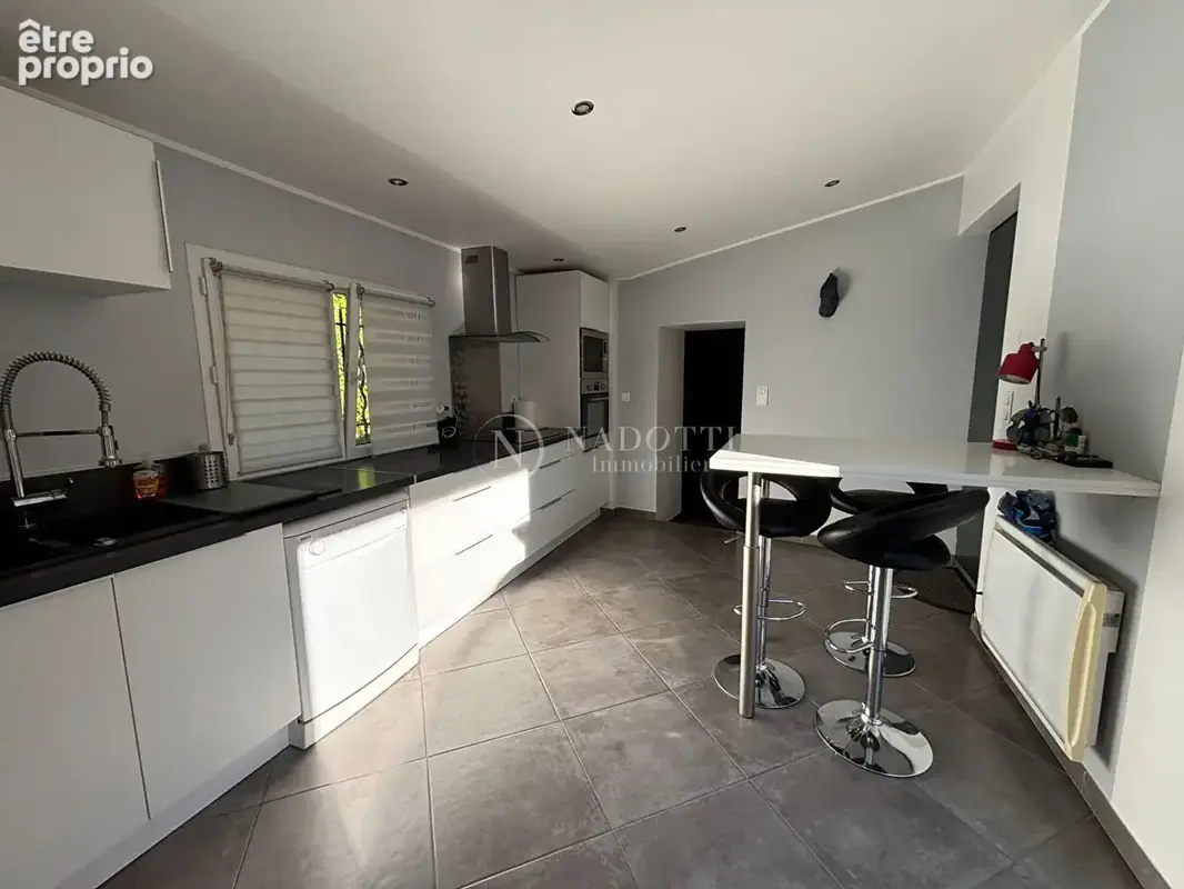 A VENDRE VILLELAURE (84530) Maison de village avec terrasse, deux garages, cave, sous sol et grenier - photo 4