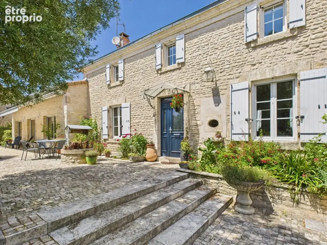 A proximité de Ruffec, magnifique maison en pierre de caractère offrant cinq chambres avec jardin, piscine et dépendances - photo 2