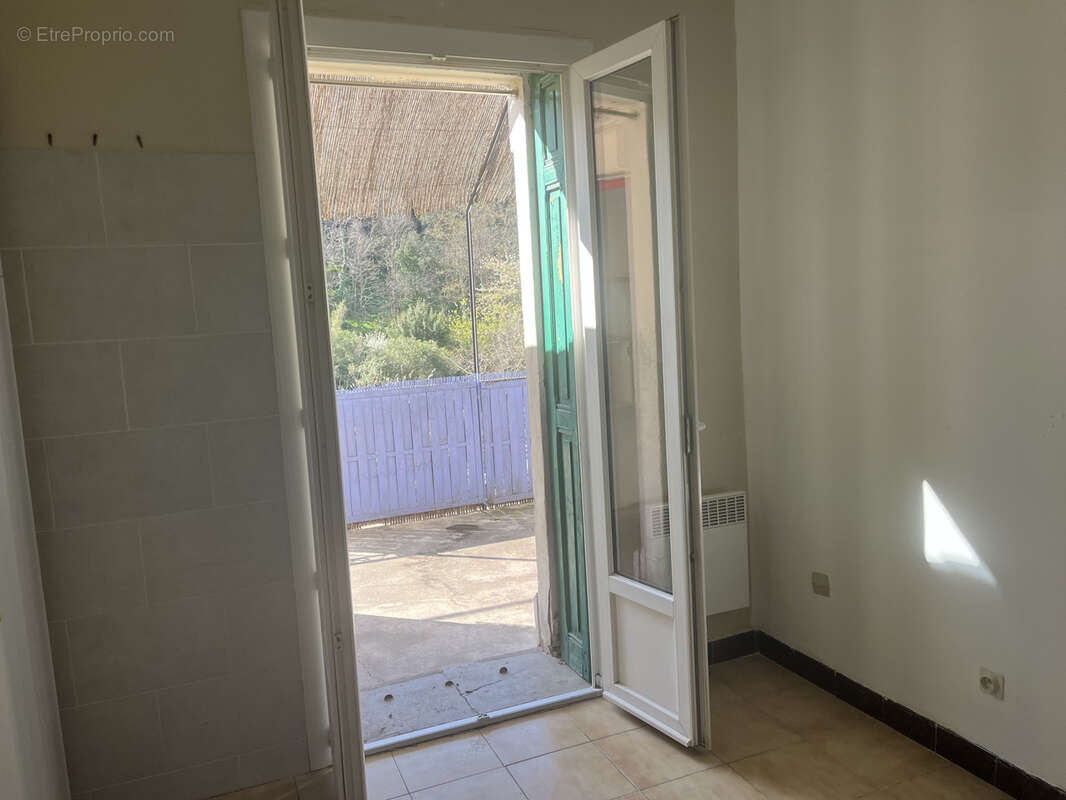 Appartement à REYNES