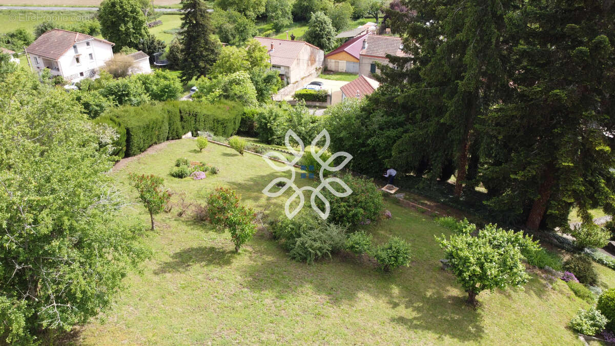 Maison à AUZAT-LA-COMBELLE