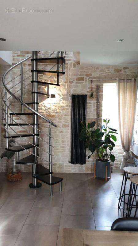 Maison à SAINT-PIERRE-DE-CHIGNAC