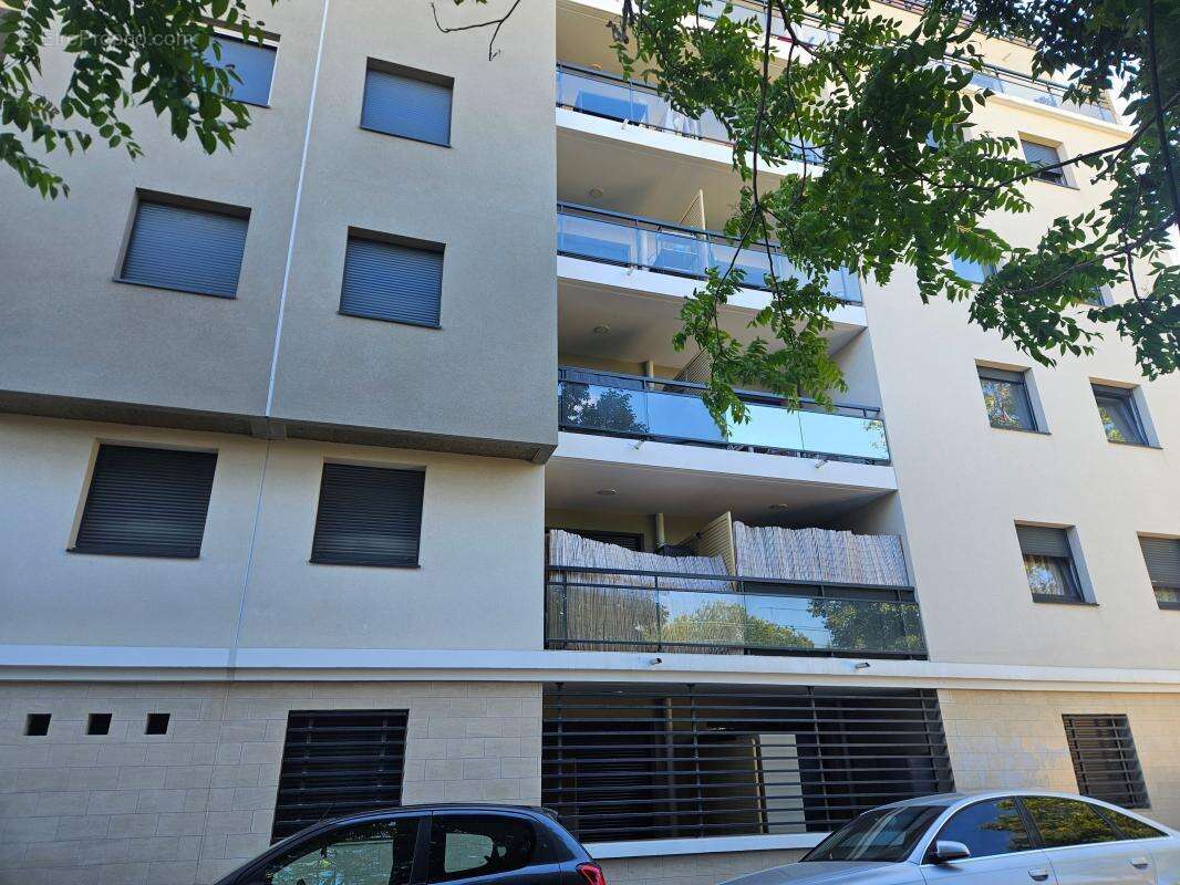 A vendre t 2 terrasse secteur timone - photo 4