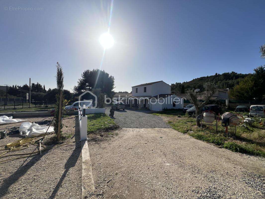 Maison à SAINT-MITRE-LES-REMPARTS