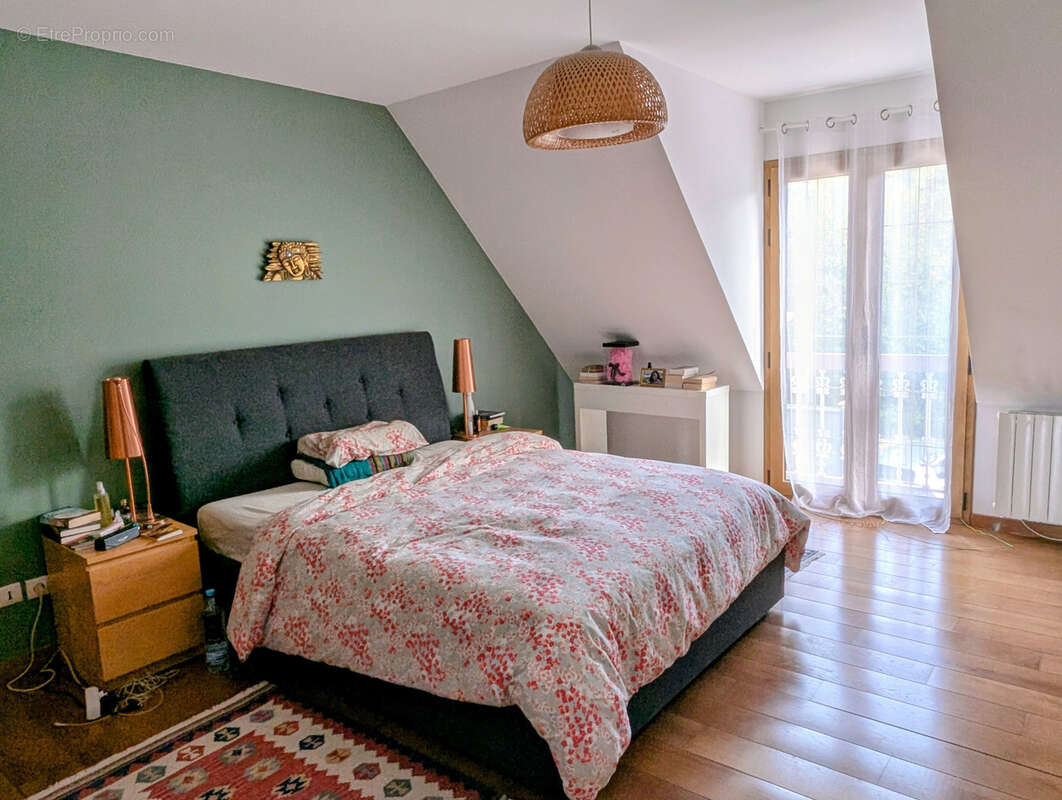 Maison à LA QUEUE-LES-YVELINES