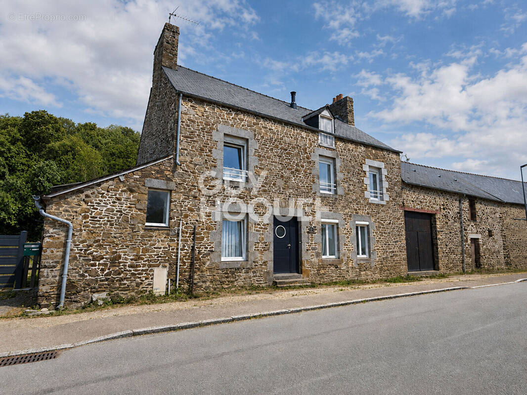 Maison à SAINT-BROLADRE