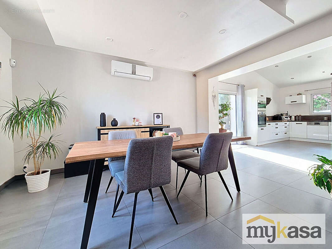 Maison à SAINT-MITRE-LES-REMPARTS