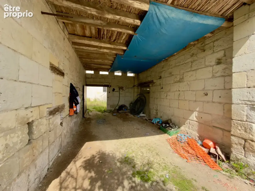 LES ROSIERS SUR LOIRE, Maison en pierre à rénover de 84m²/120m² développables avec dépendances et jardin - photo 3