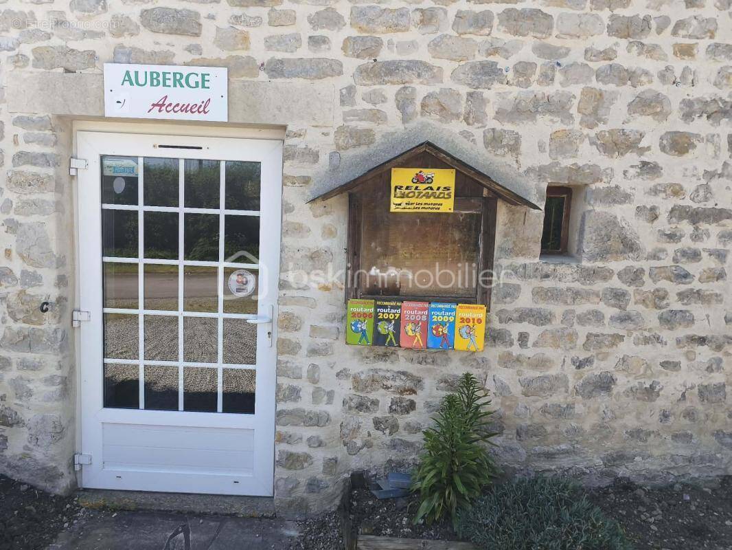 Commerce à LIESVILLE-SUR-DOUVE