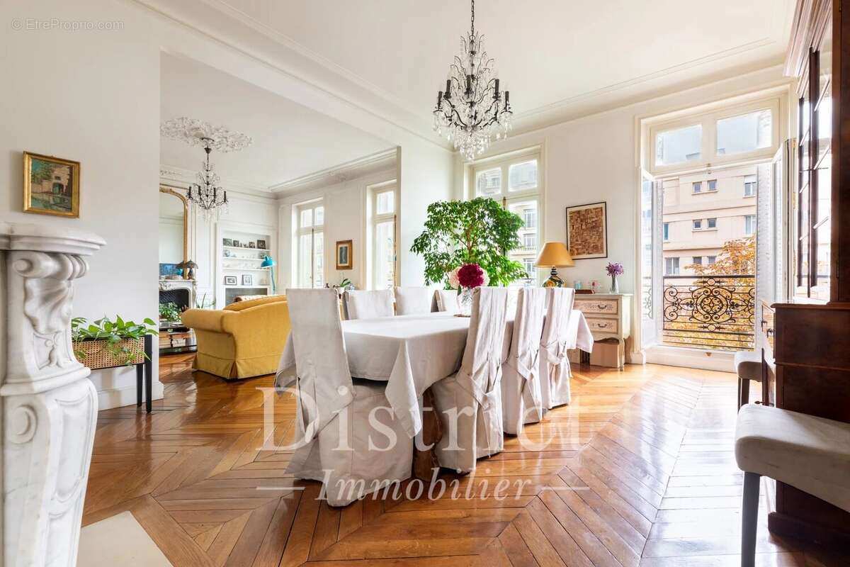 Appartement à PARIS-8E