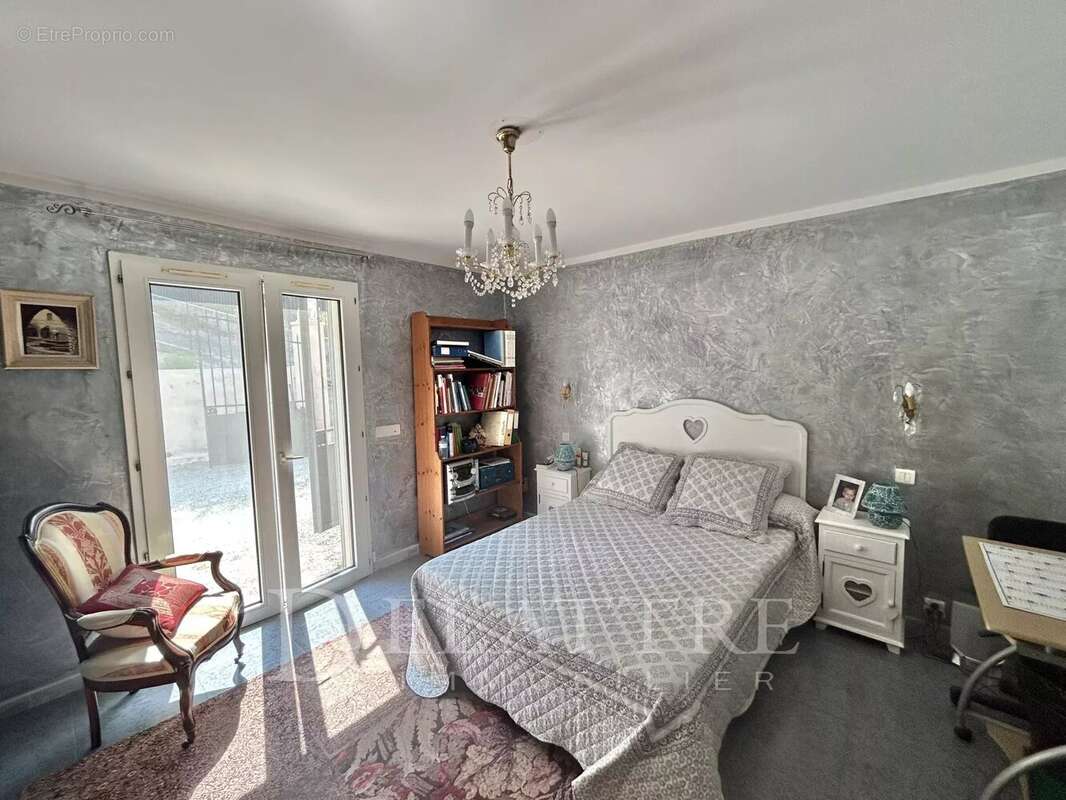 Maison à CHATEAUNEUF-GRASSE