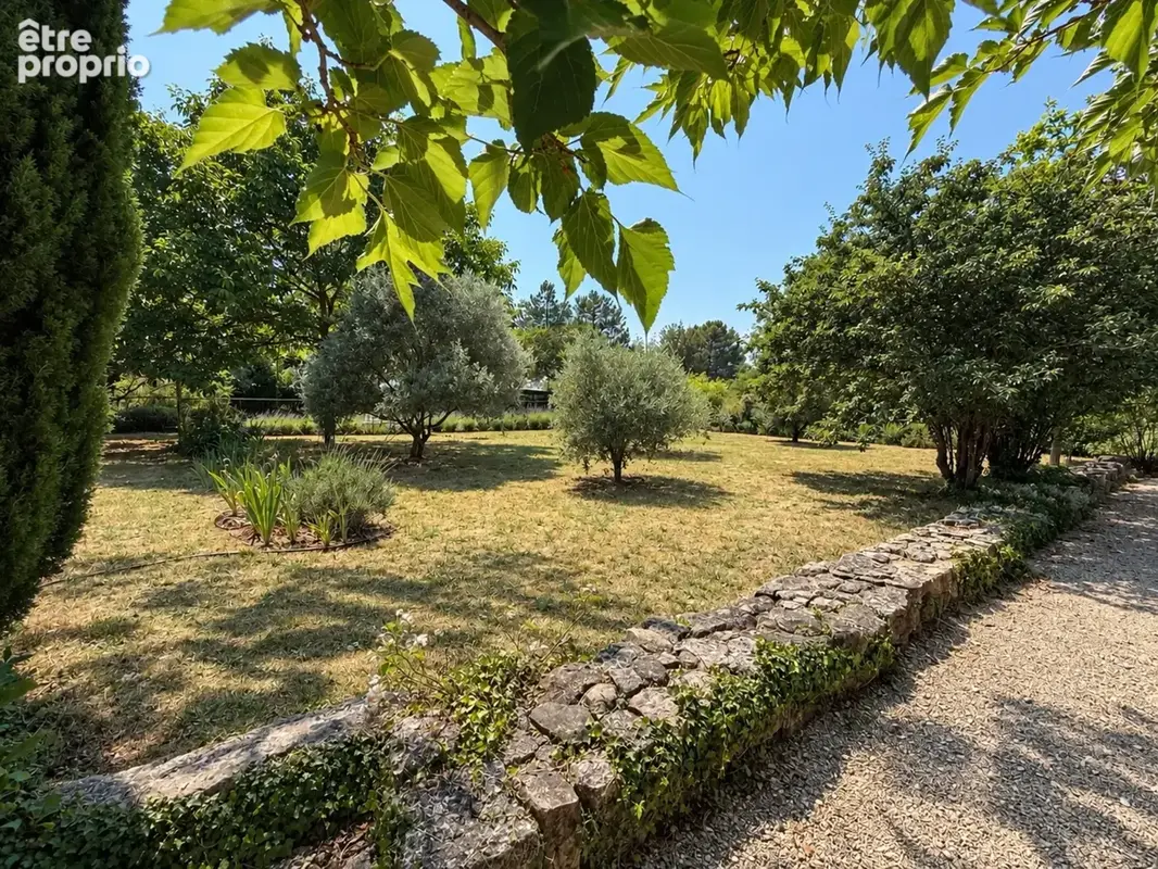 ROGNES (13) Élégante propriété Provençale de 170 m2 avec piscine et garage terrain de 5220 m2 - photo 18