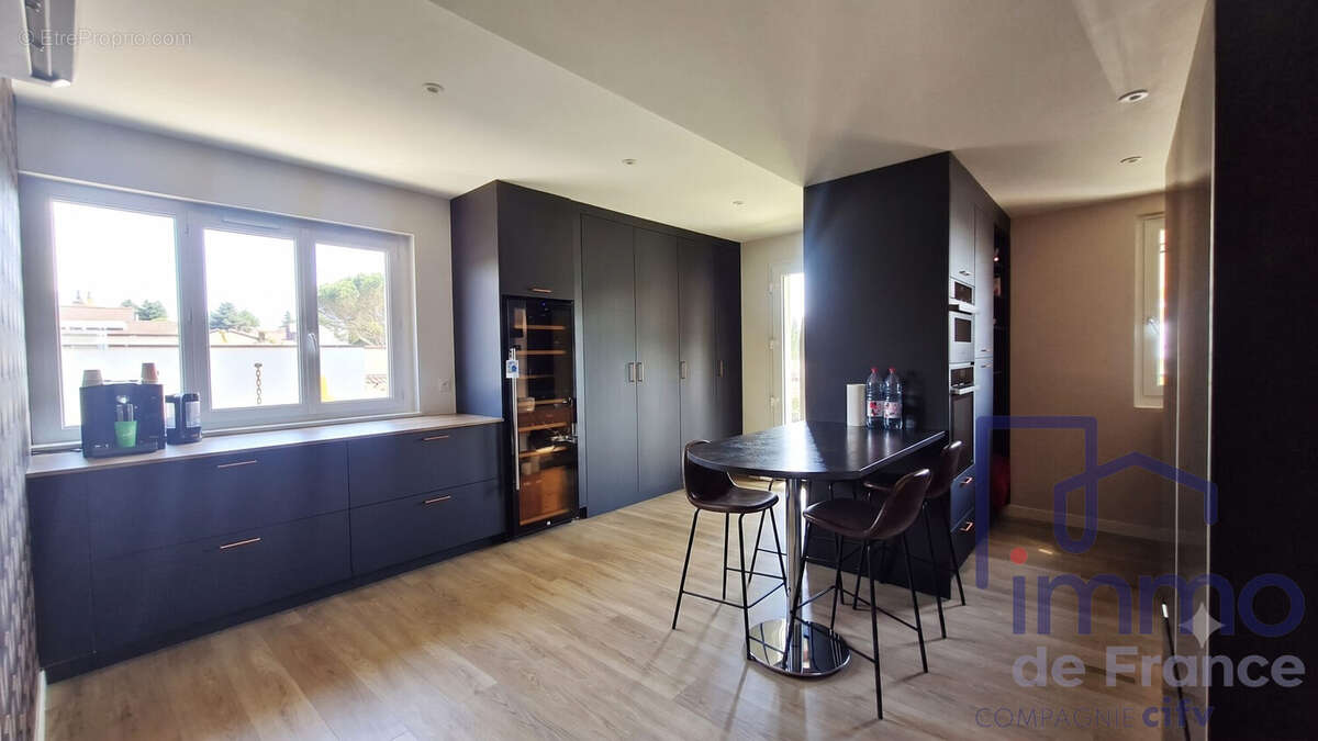 Entrée et cuisine équipée meublée - Appartement à SAINT-JUST-SAINT-RAMBERT