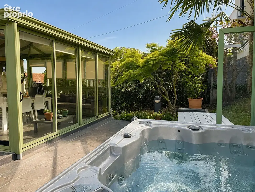 Royat - Maison avec panorama, jardin, terrasses et spa / 7 Pièces principales / 185 m² / Parcelle 942 m² - photo 7