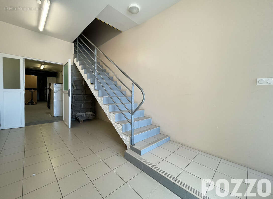 A Vendre - Fougerolles Du Plessis - Local d'activité 450 m² - ATELIERS ET BUREAUX - photo 2