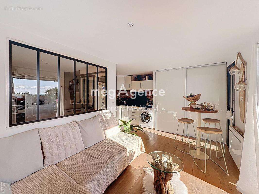 Appartement à ROQUEBRUNE-SUR-ARGENS