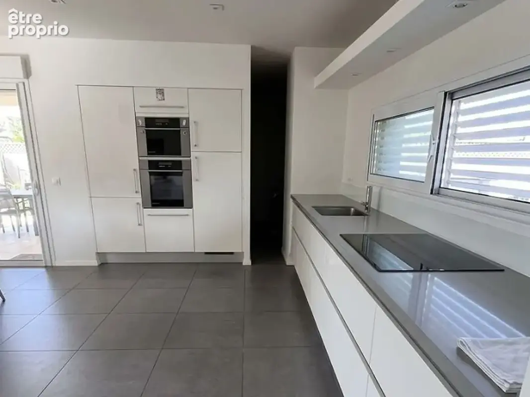 Maison d'architecte de plain-pied de 108 m² : garage double et terrasse. - photo 8