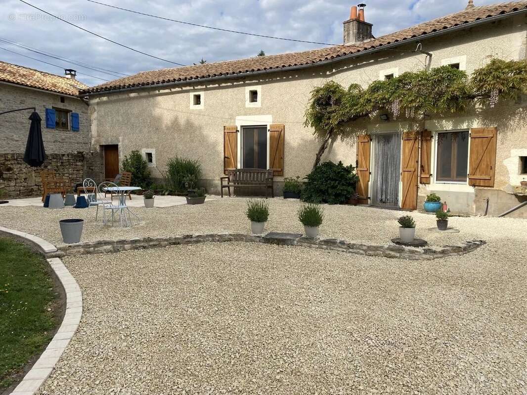 Maison à LIMALONGES